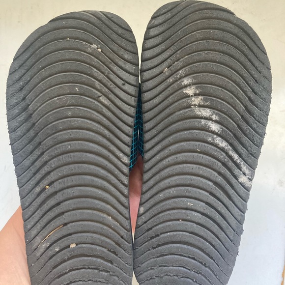 Boys Nike slip ons - Picture 3 of 4